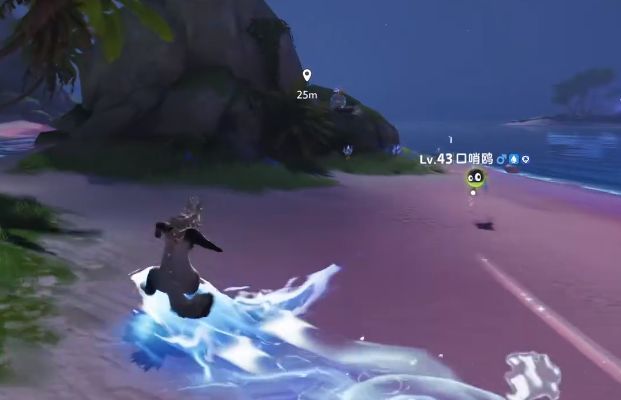 玩家角色站在巨石顶部与小号欧对峙，阳光洒在沙滩上泛起金色光泽