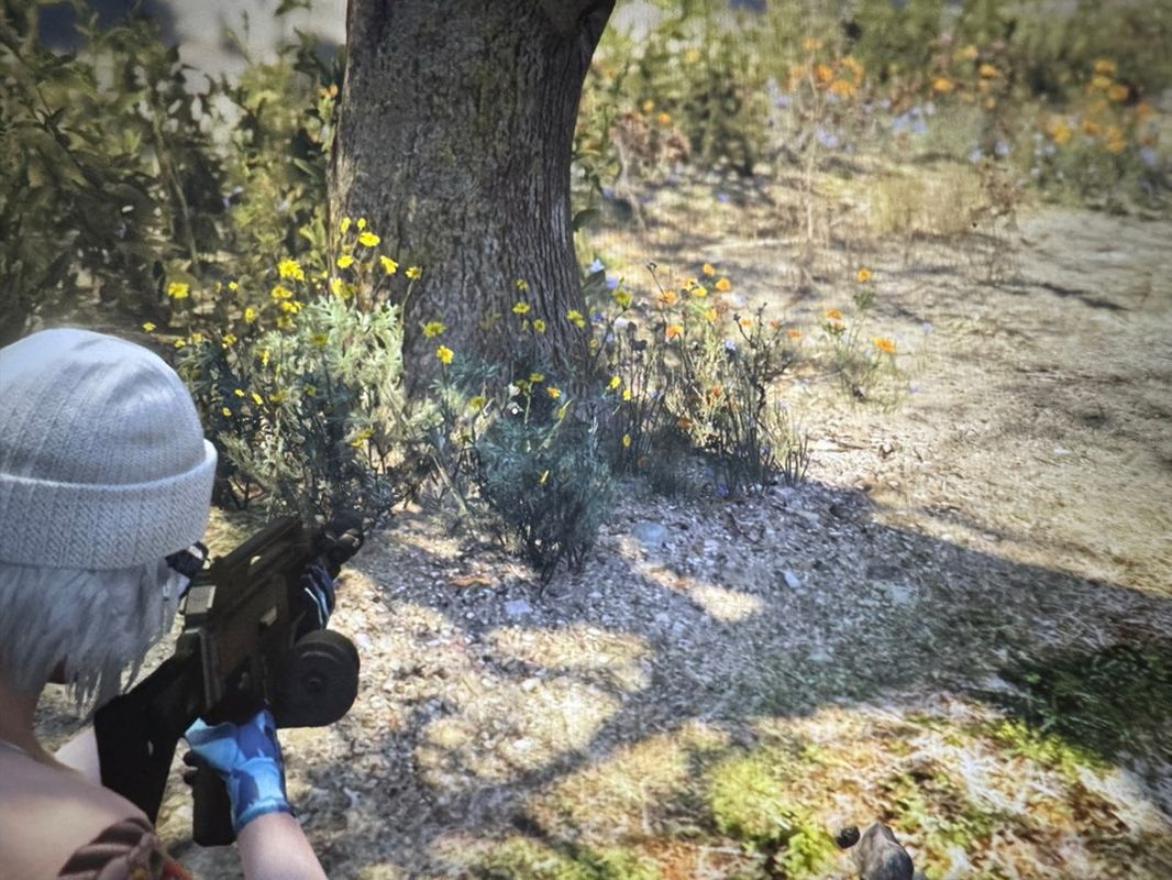 玩家手持黄金左轮站在街头，背景是爆炸火光与倒下的敌人