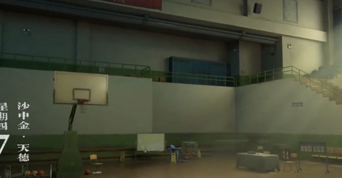 角色站在球场中央特写，阳光从侧面打来，影子拉长，整体画面充满故事感