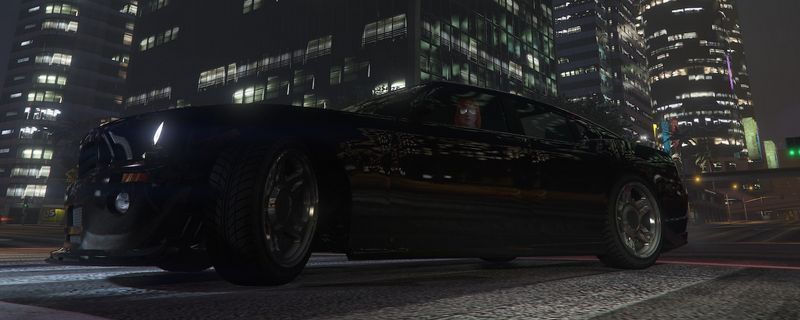 GTAOL中挽歌RH8跑车停在城市街道边，车身流线动感，灯光映照下显得极具科技感