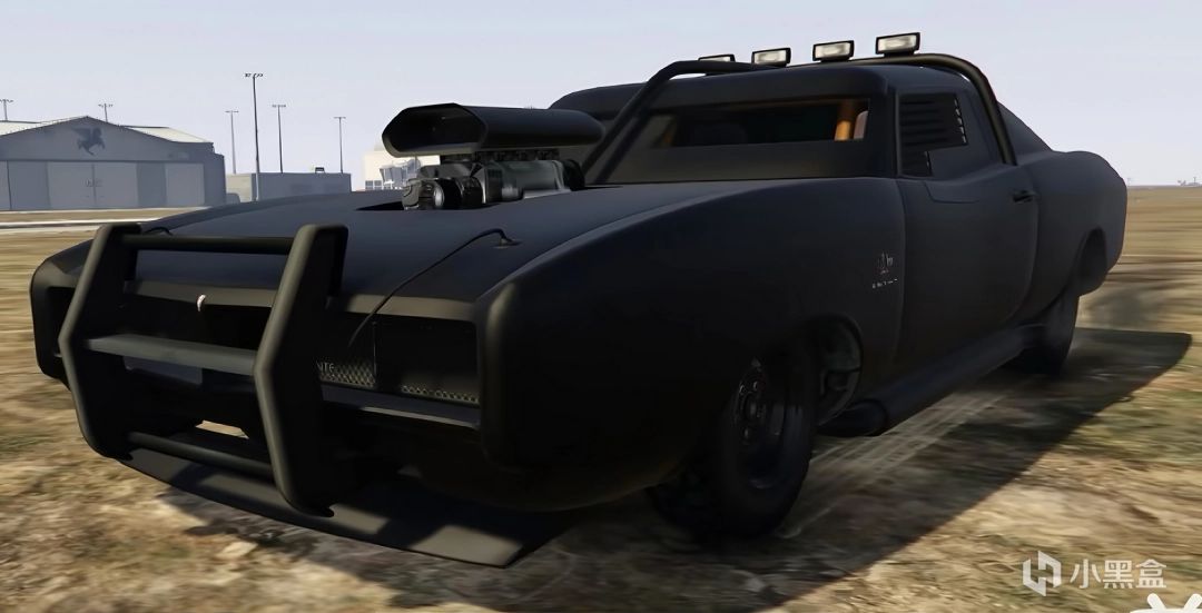 死亡公爵重型机车停靠在废弃工厂前，整体造型粗犷霸气，配备重型装甲与强化轮胎