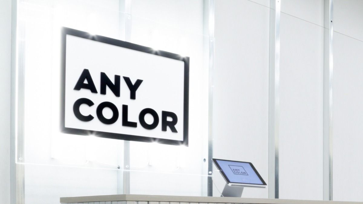 日本警方在Anycolor办公室附近调查现场，警车与调查人员正在取证