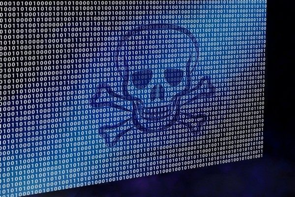 警方查获的用于安装木马程序的设备和作案工具，现场画面显示大量电子设备被查封