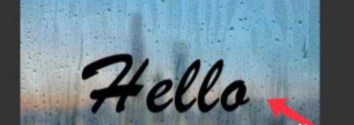 PS界面截图，已导入水雾玻璃背景，并在上方添加白色文字图层