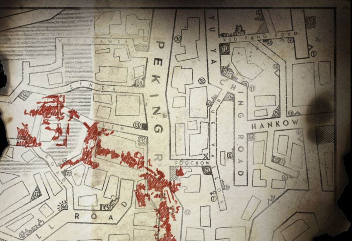 玩家角色蹲伏在掩体后，手持步枪准备迎敌，背景是燃烧的街道和倒塌的房屋