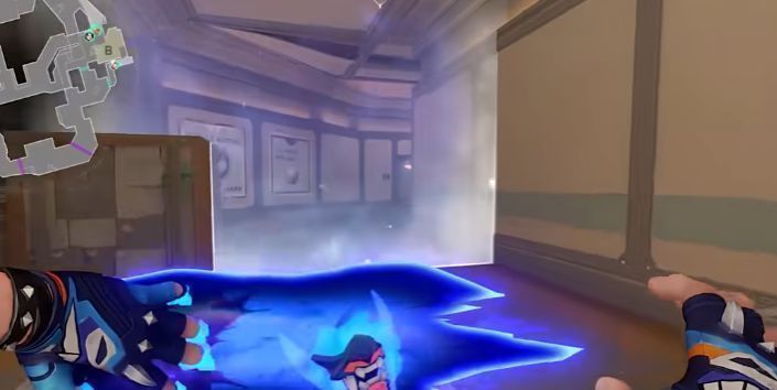 夜露在走廊投掷空间碎片，碎片撞击墙壁后炸开强光，照亮整个区域