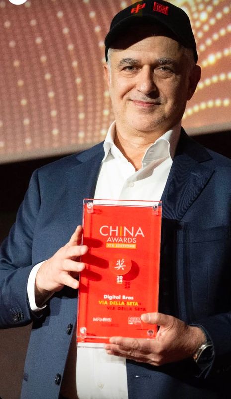 Digital Bros CEO Raffi Galante在颁奖典礼上发表演讲，现场座无虚席，氛围庄重热烈