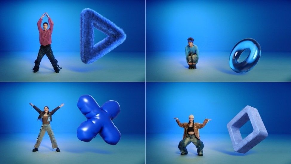 大张伟与朋友们围坐游戏厅，手持PS5手柄全神贯注游玩，脸上洋溢着笑容