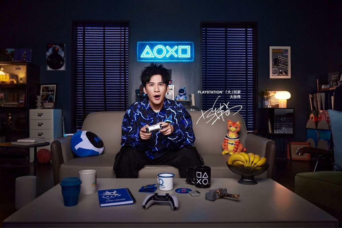 舞台中央矗立巨型PS标志，灯光璀璨，象征十周年庆典的辉煌时刻