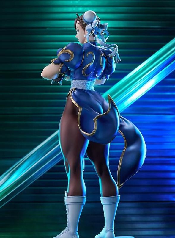 手办背面视角，展示发丝细节与背部姿态