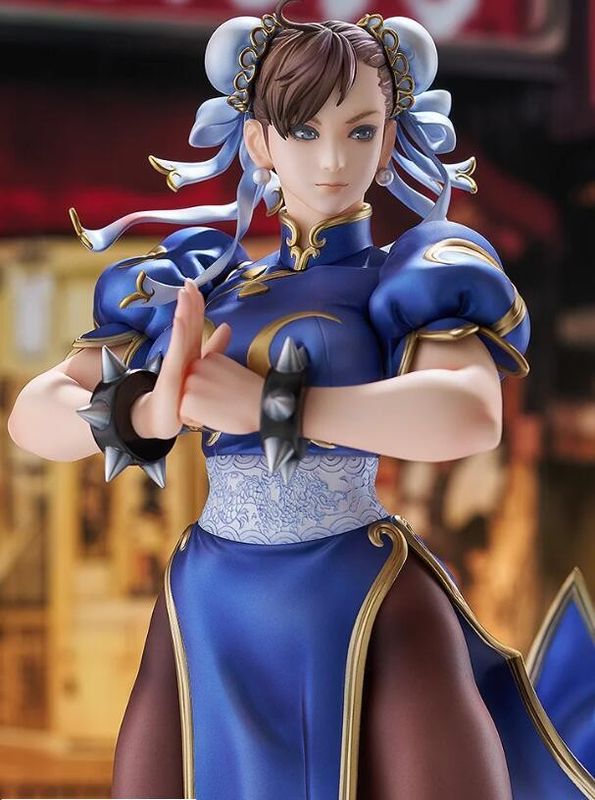 春丽手办与系列经典LOGO合影，突显角色地位