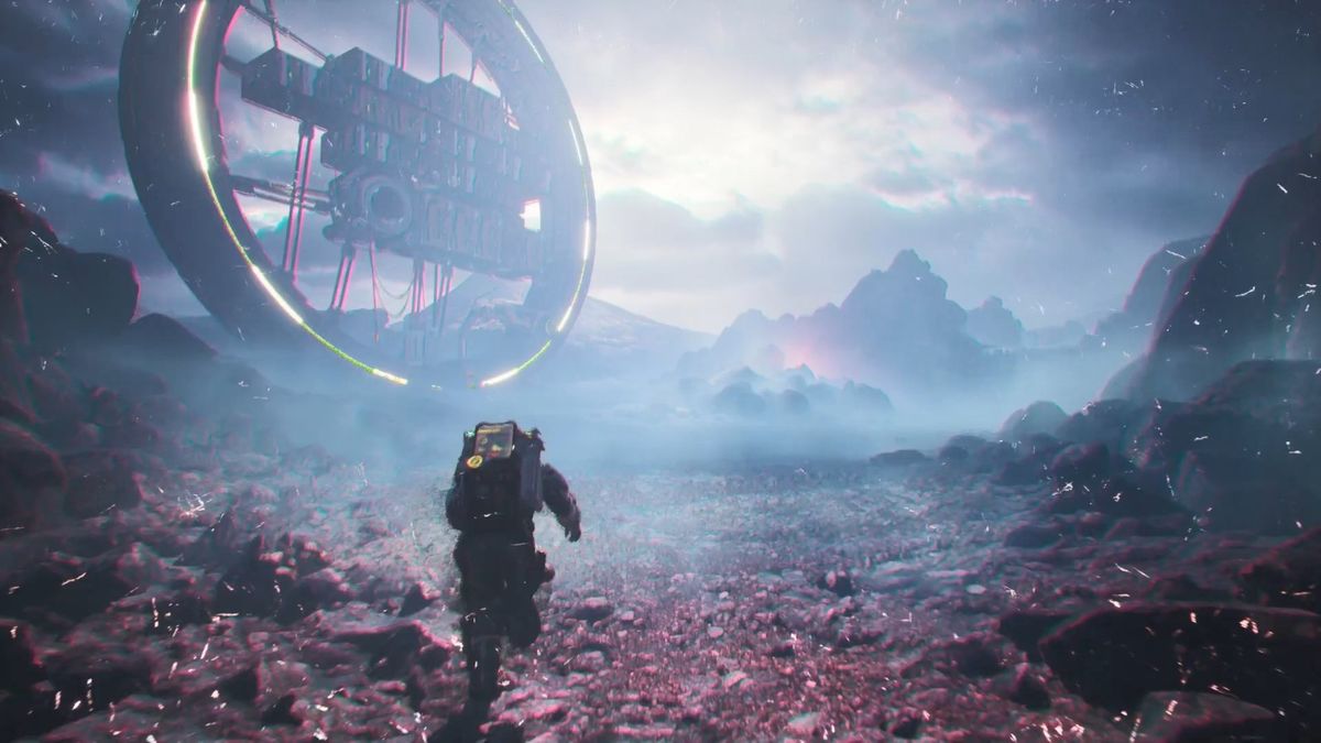 主角在昏暗洞穴中探索，手持光源照亮墙壁上的神秘符号