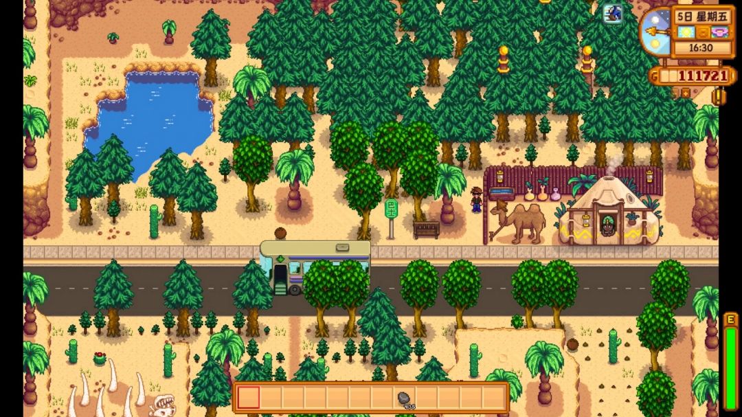 玩家在沙漠绿洲中大规模种植果树的俯视图，树木成林，远处有仙人掌和蜥蜴出没