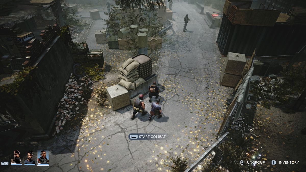 小队在雪地中潜行，远处可见军事基地的探照灯与高墙，环境寒冷而危险