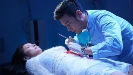 游戏中出现多个选择分支界面，玩家需在关键节点做出道德与逻辑的双重判断