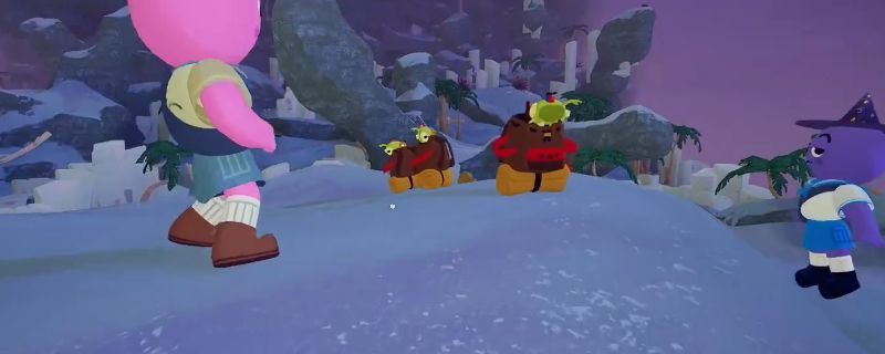 PEAK游戏中两名玩家正在进行背包复制操作，一人背起另一人，场景位于荒野营地附近