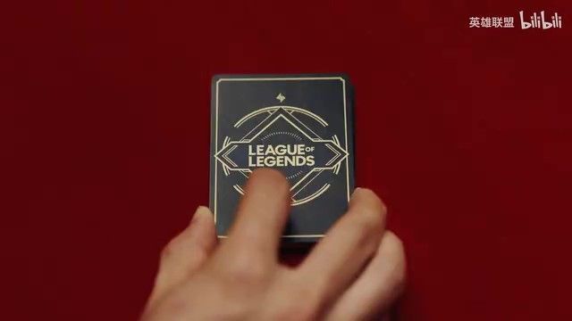 《符文战场》卡牌展示图，多张精美卡牌整齐排列，展现英雄联盟角色立绘与卡面设计细节