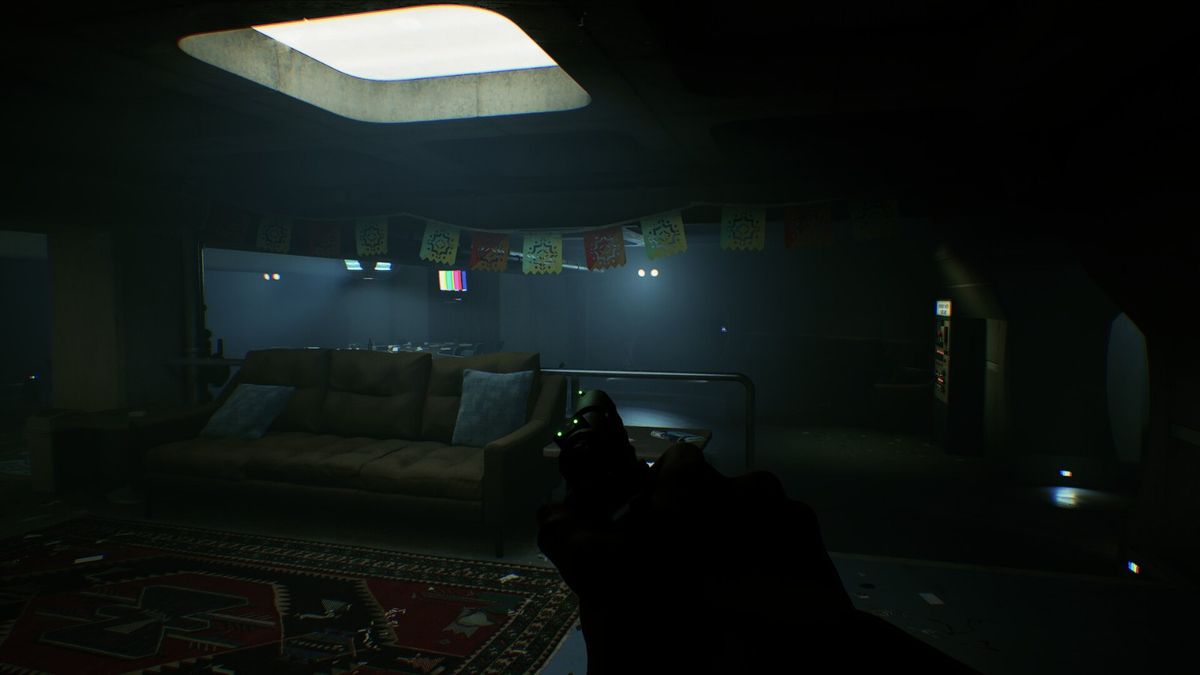 游戏中角色手持照明设备站在深海实验室中央，四周布满未知生物样本罐，光影交错凸显诡异气氛