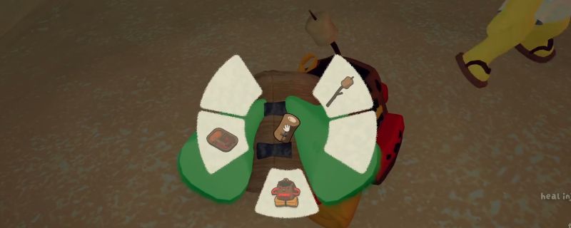 《PEAK》雨林区域场景，茂密植被覆盖，地面上散落着火把和补给箱，玩家角色正在打开木箱搜寻食物