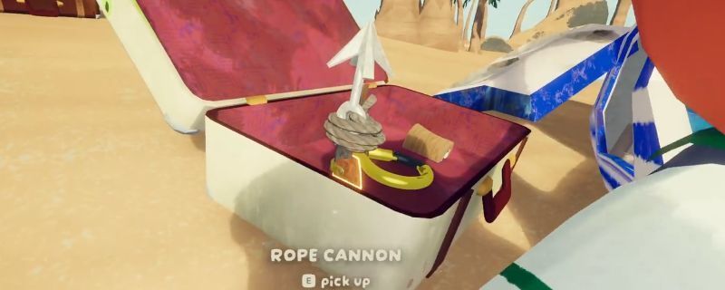 《PEAK》海岸区域场景，沙滩上散落着多个行李箱和物资箱，远处可见岩石与海浪，玩家角色正在靠近搜索