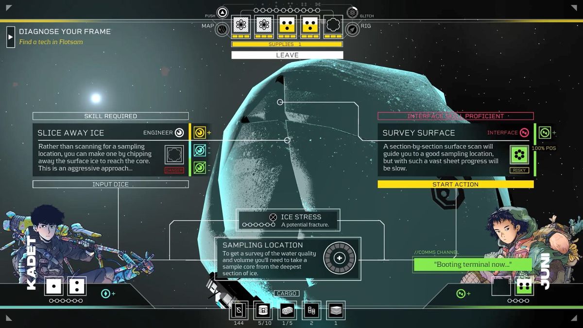 一名船员在狭窄走廊中行走，背景是破损的管道和红色警示灯