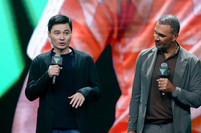 FML职业联赛启动仪式现场全景，舞台灯光璀璨，观众热情高涨