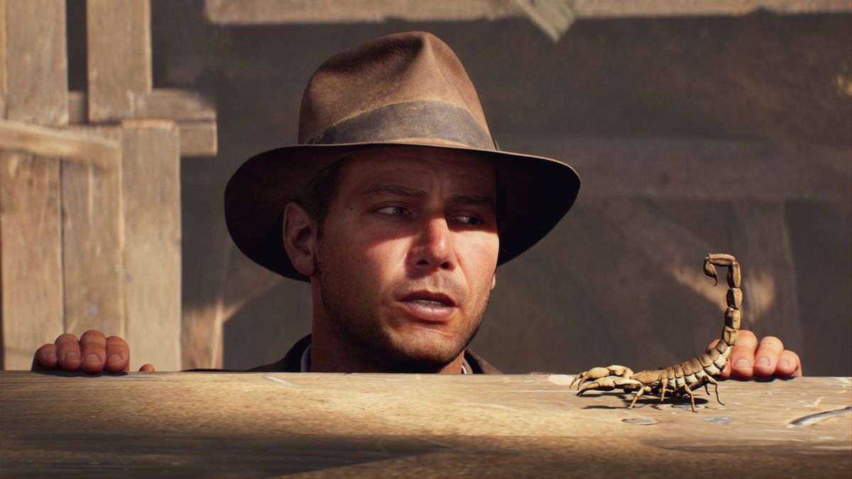 印第安纳·琼斯在崩塌的石桥上奋力跳跃，身后是滚滚落石，动作场面极具张力