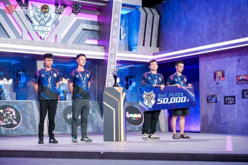 ‘茶颜悦色’门派选手赛后交流复盘，表情略显遗憾