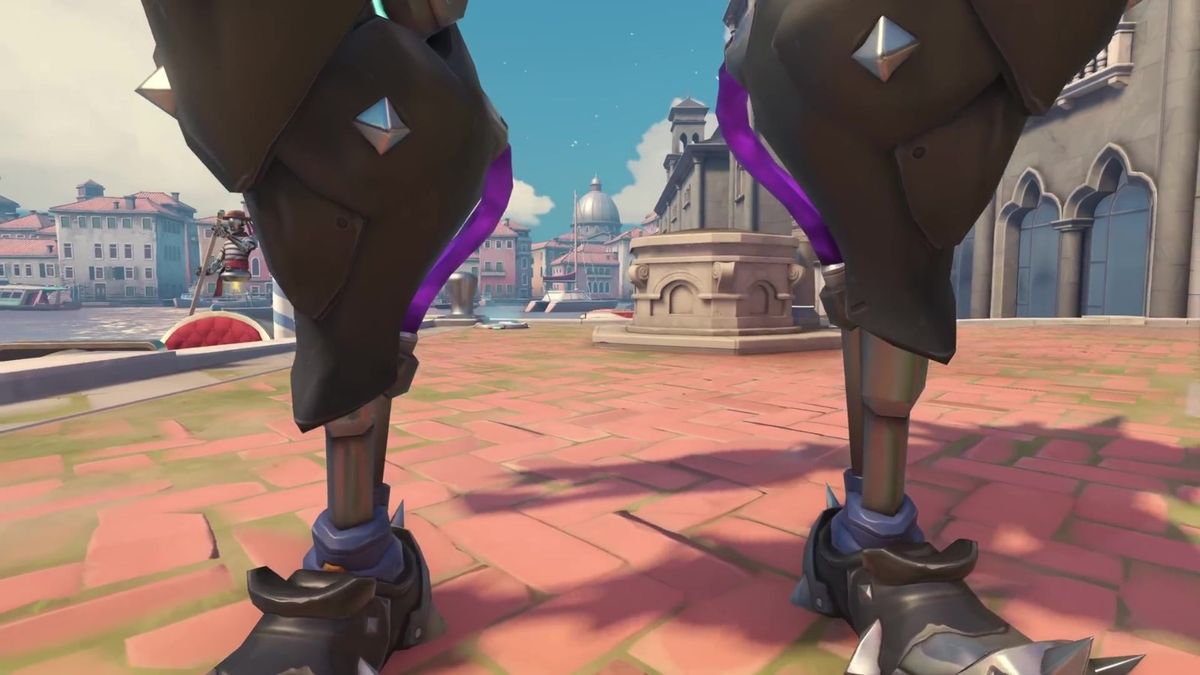 赛季战斗通行证界面展示，左侧为莱因哈特雷神皮肤，右侧为新英雄哈扎德立绘