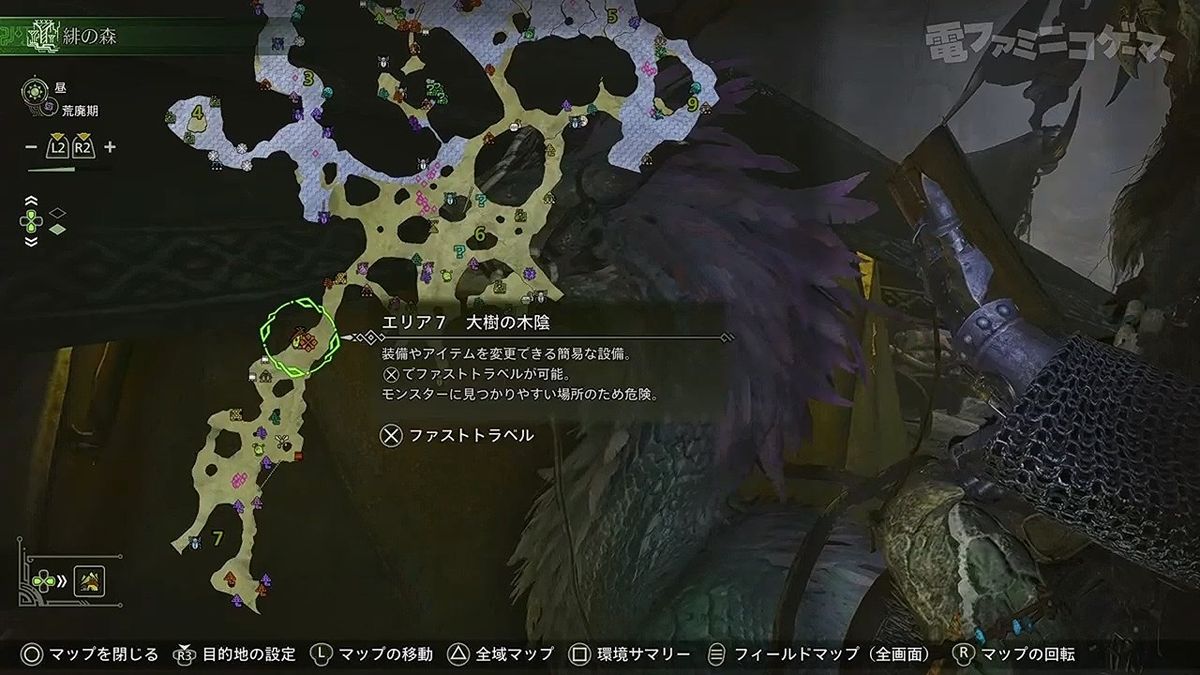 森林大本营全景，木制高脚屋环绕巨树而建，莫利巴族成员在篝火旁交谈