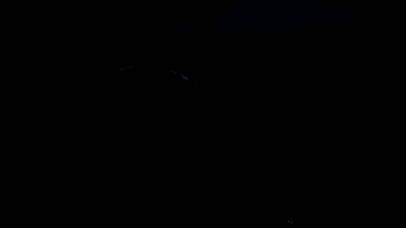 游戏主视觉图：一名武士装扮的角色立于浮空机械城之上，背景是融合传统日式建筑与蒸汽装置的奇幻城市景观