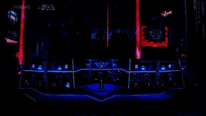 舞台全景图，未来风格城市背景与虚拟光影交织，选手在中央对局