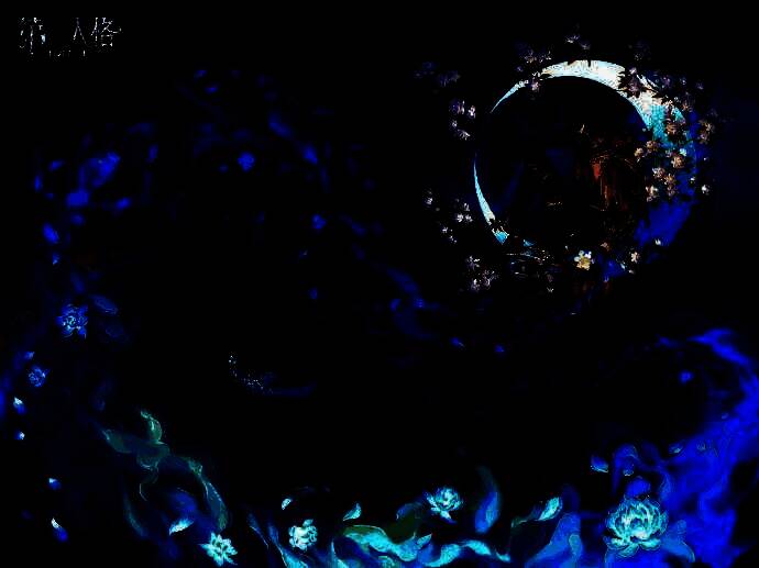 《第五人格》秋分线下活动现场全景，人潮涌动，节日氛围浓厚，背景展台呈现庄园与节气元素融合的设计