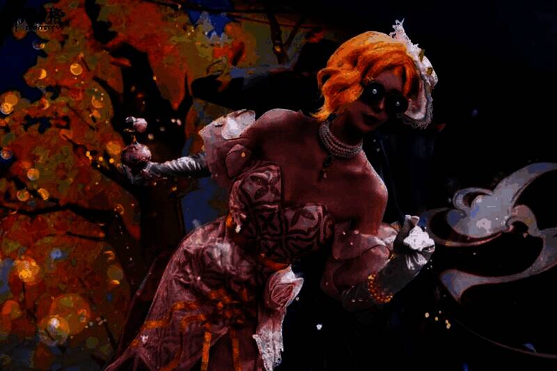 ‘调香师’COSER在秋日背景下与访客合影，氛围温馨而神秘