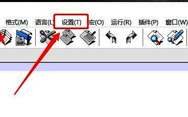 Notepad++界面，鼠标悬停在顶部菜单的‘设置’选项上，下拉菜单中可见‘首选项’按钮