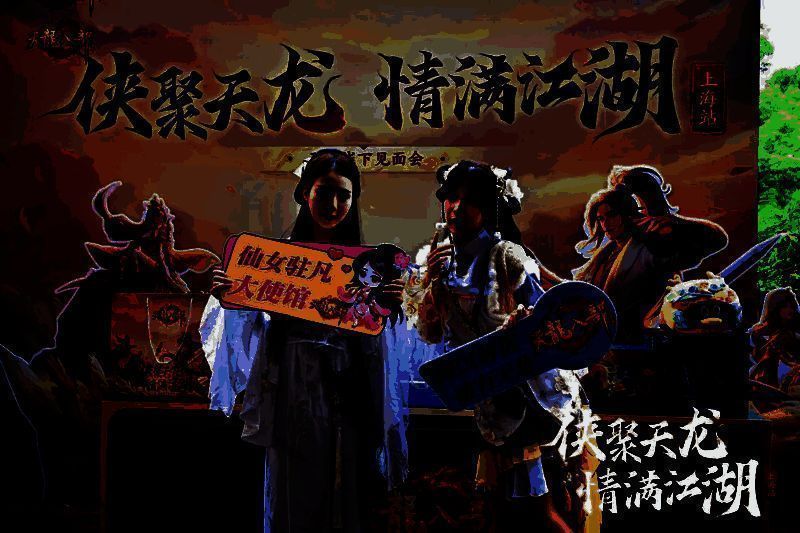 玩家围坐一堂，策划人员站在前方讲解版本内容，现场气氛专注而热烈