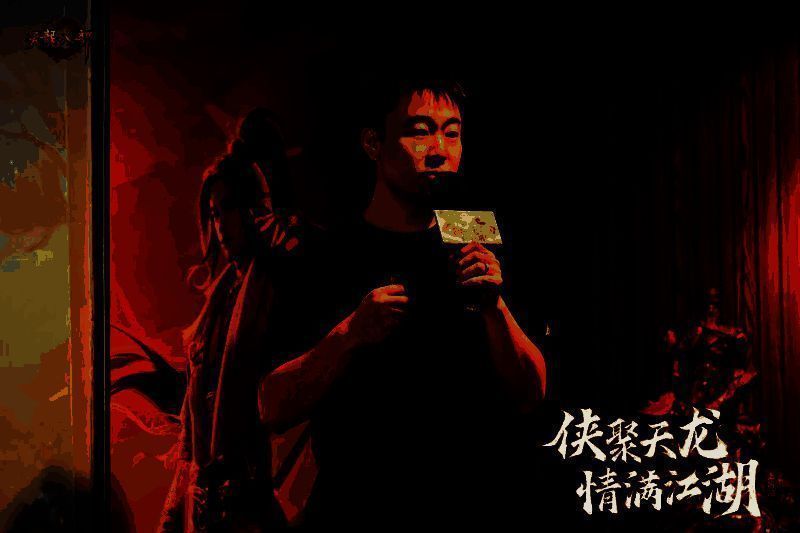 策划龙妹坐在台下，手持笔记本专注记录玩家发言，神情认真