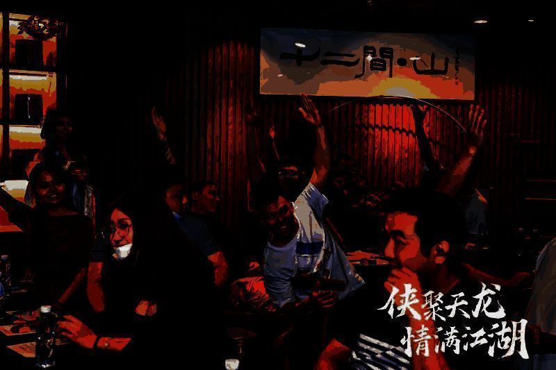 玩家们在游戏互动区激烈比拼，周围观众欢呼助威