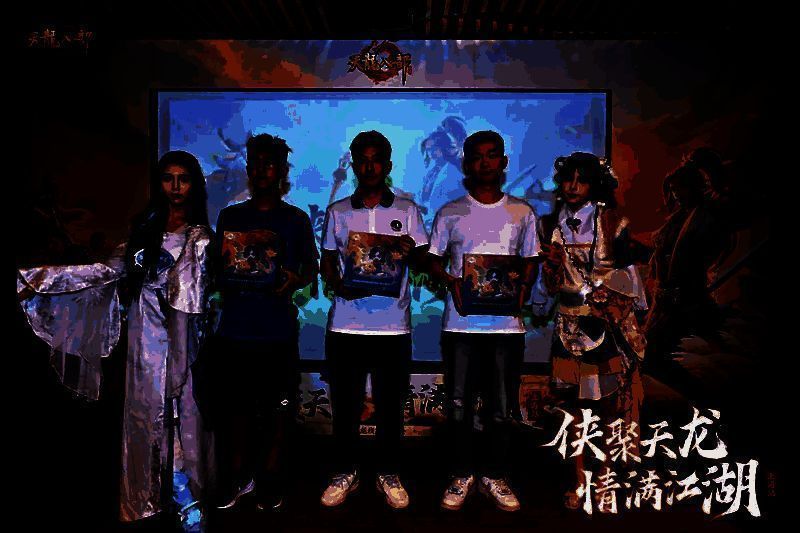 两名玩家在擂台上激烈对战，屏幕显示技能特效炸裂，观众围观喝彩