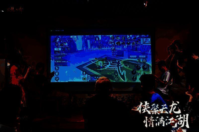 冠军玩家高举奖杯，策划龙妹在一旁笑着鼓掌，现场气氛热烈