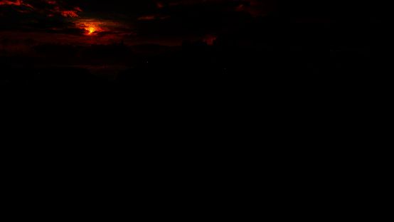 游戏内高地与平地之间的断崖地形示意图，清晰展示斜坡作为唯一通行路径的设计