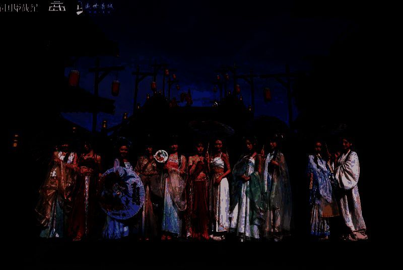 多位国风达人身着唐代服饰在唐城街道合影，背景为古风建筑群，氛围典雅华贵