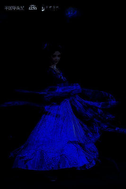 国风达人身着华丽唐装在胡玉楼前翩翩起舞，周围游客驻足观赏