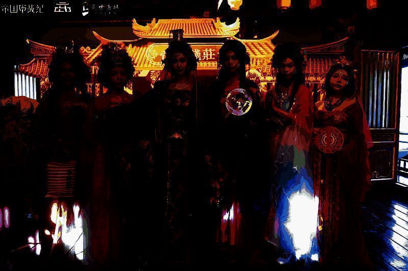 五位达人分别扮演不同身份的唐代女性角色，在宣政殿前共同演绎‘女帝登基’仪式场景