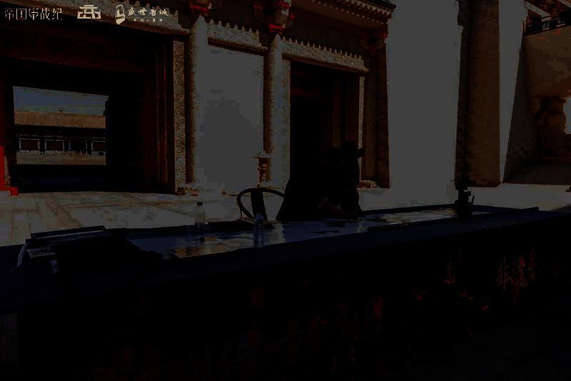 非遗传承人王永红老师在唐城广场用手指作画，周围人群围观惊叹