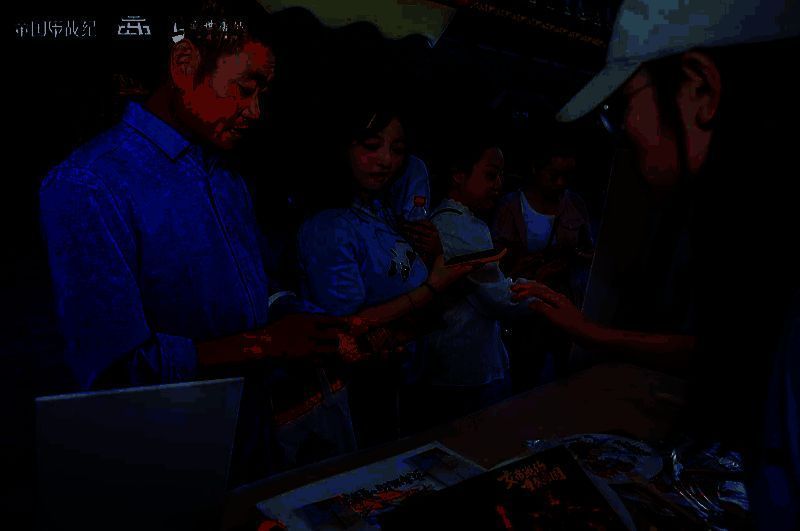 玩家在投壶游戏区排队参与武试挑战，现场欢声笑语不断