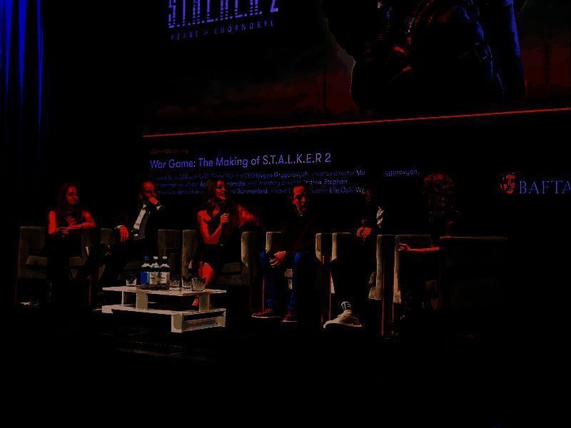 《潜行者2》游戏内场景截图，角色在废墟中穿行，光影效果逼真，环境细节丰富