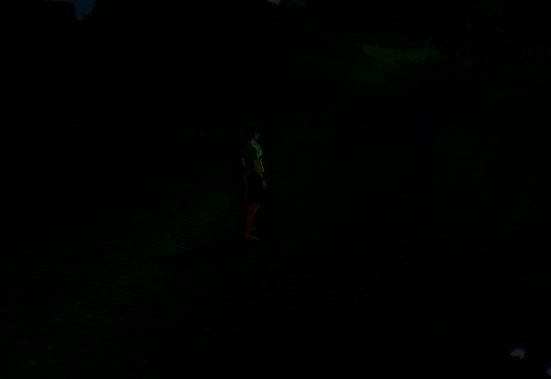 臂章升级界面截图，显示多个可点亮的供能节点与中央的核心激活槽位