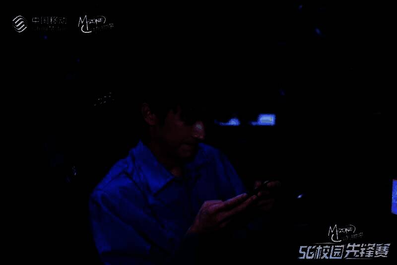 Cosplay舞台剧精彩瞬间，演员身着精美动漫服饰，舞台灯光绚丽，观众沉浸其中