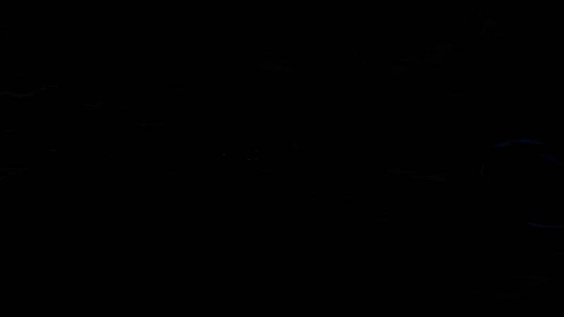 玩家驾驶帆船穿越风暴海域，闪电划破天际，海浪高耸，远处隐约可见幽灵船轮廓